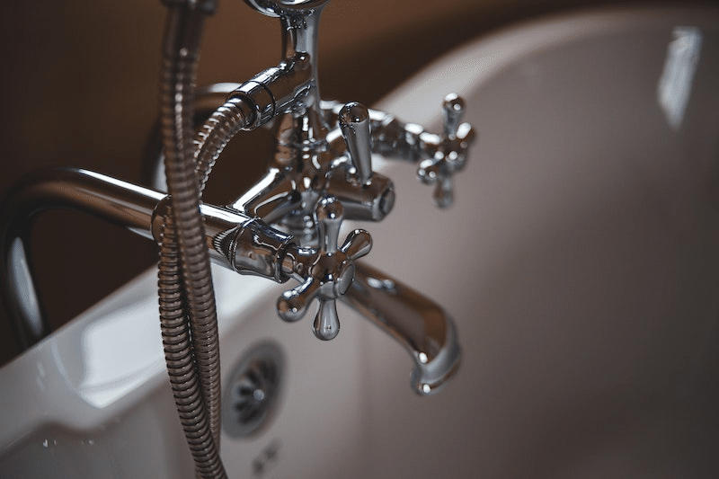 A faucet in a bathtub 