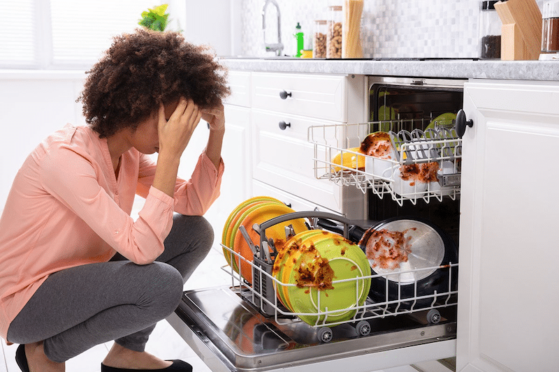 A woman complaining about a dishwasher 