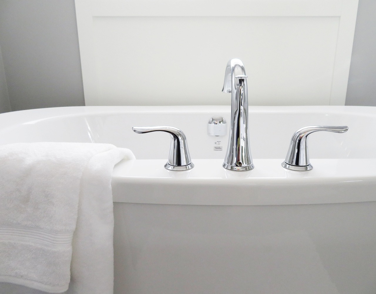 bathtub, tub, bathroom, bath, white, modern, hygiene, towel, nature, faucet, water, sanitary, luxury, porcelain, elegance, ceramic, restroom, home, house, interior, clean, wash, hygienic, washroom, gray home, gray water, gray house, gray bathroom, gray interior, gray clean plumbing snake