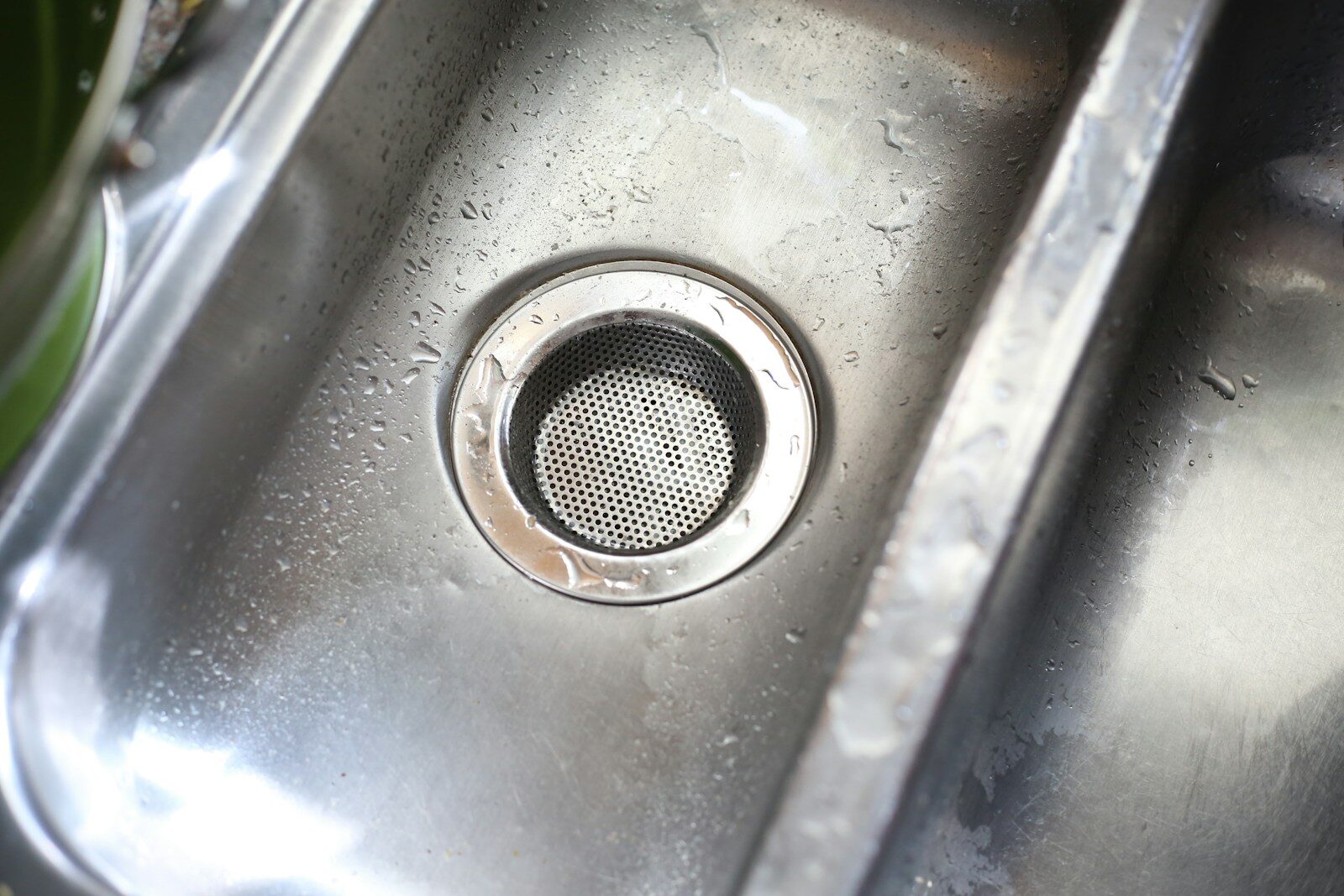 Photo by Giorgio Trovato a stainless steel sink with a strainer in it