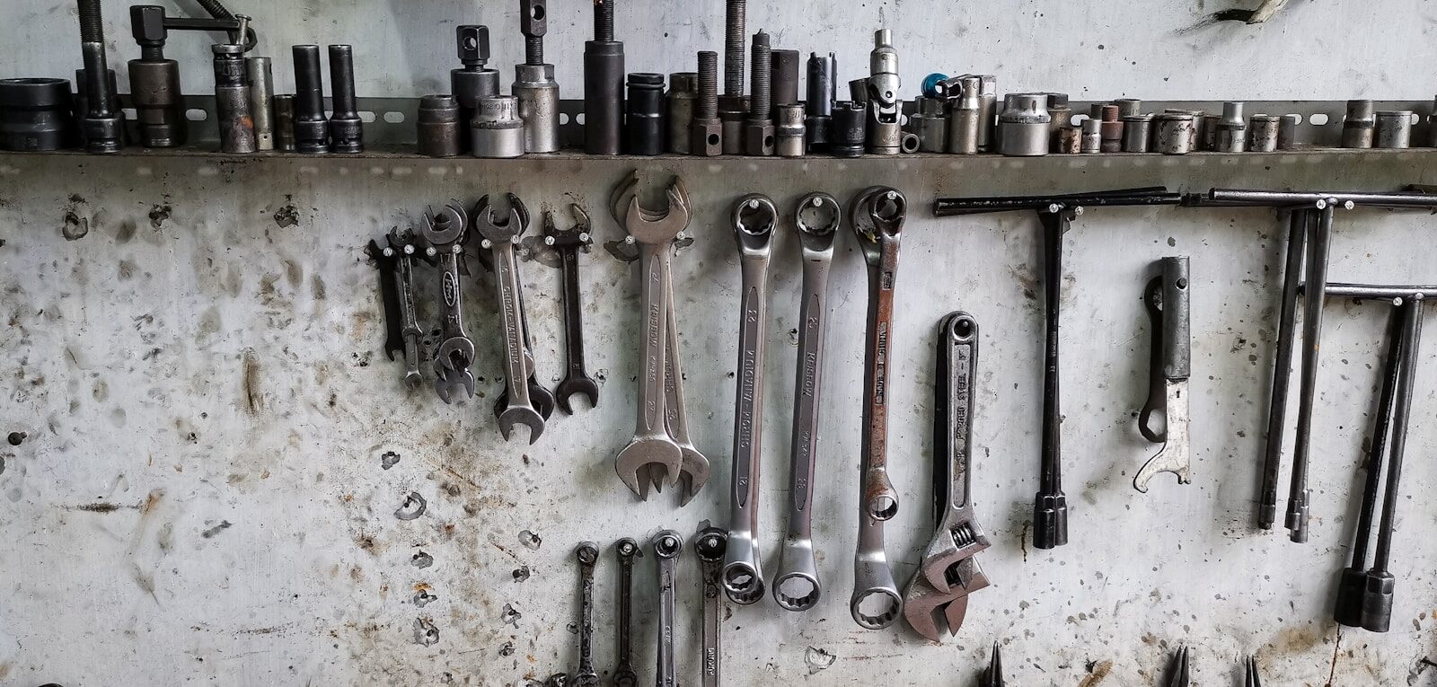 Photo by Cecep Rahmat a bunch of wrenches hanging on a wall