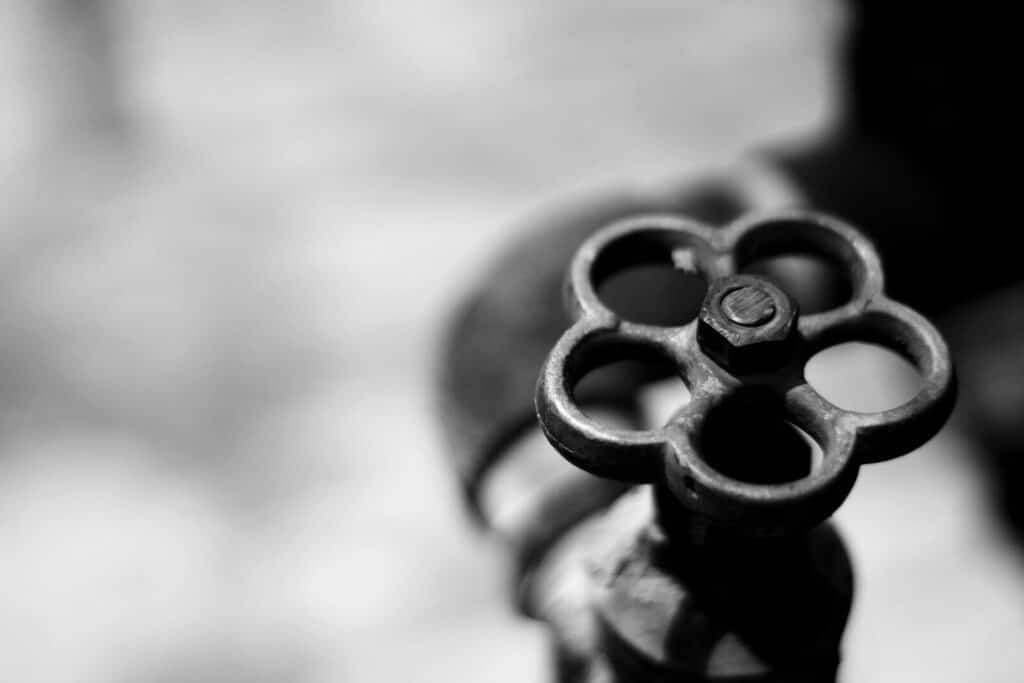 a black and white photo of a metal object